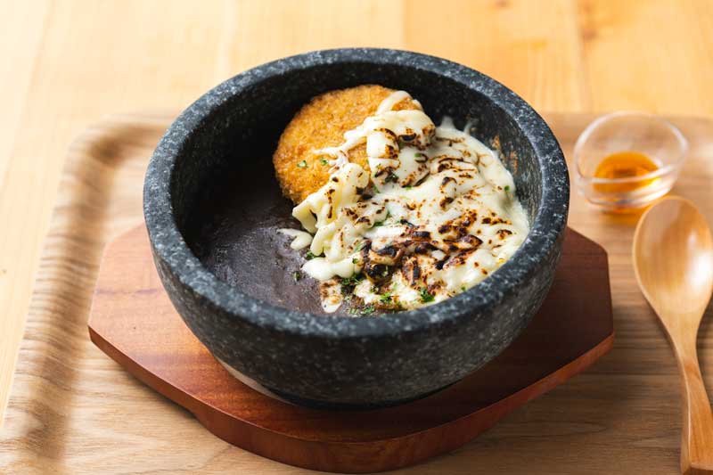 店長いちおし！熱々の石焼きボウルで提供する、Sa Salu特製の石焼コロッケチーズカレー