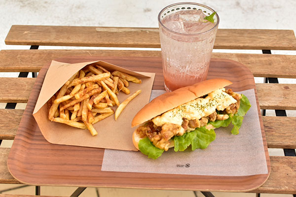 大阪城公園でのピクニックのお供にも最適、ドリンク、ポテトがついたコッペサンド