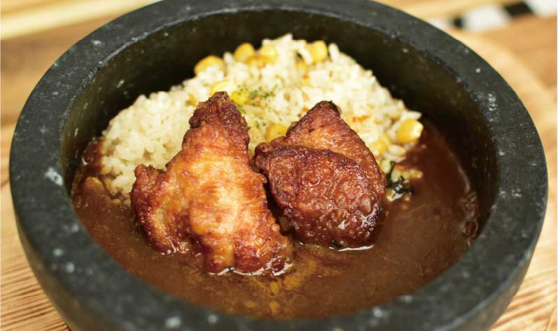 熱々の石焼きボウルで提供する、Sa Salu特製のザンギカレー